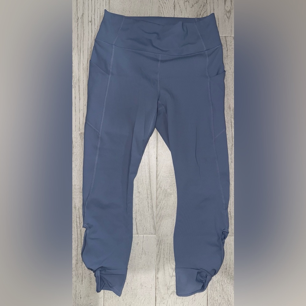 Fabletics 7/8 Length Twist Leggings/Women’s size Large/NWOT